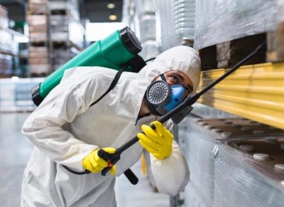 Специалист СЭС проводит дератизацию